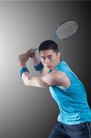 Young man playing badminton, racket raised Foto de stock - Sin royalties Premium, Código: 6116-07085164