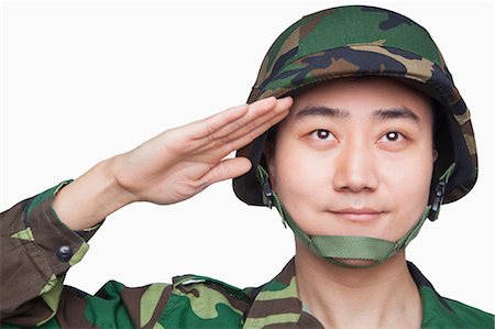 Man in military uniform saluting Photographie de stock - Premium Libres de Droits, Code: 6116-07085199