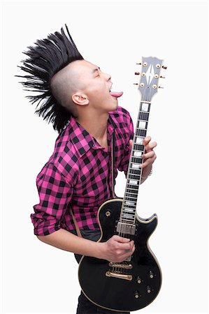 simsearch:640-03256333,k - Young man with punk Mohawk playing guitar Photographie de stock - Premium Libres de Droits, Code: 6116-07085113