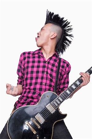 simsearch:693-03557273,k - Young man with punk Mohawk playing guitar Photographie de stock - Premium Libres de Droits, Code: 6116-07085112