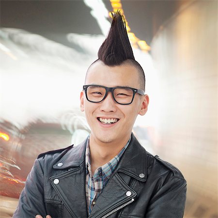 simsearch:6116-07085094,k - Young man with punk Mohawk smiling Foto de stock - Sin royalties Premium, Código: 6116-07085117