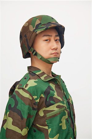 simsearch:6116-07084980,k - Portrait of man in military uniform, studio shot Foto de stock - Sin royalties Premium, Código: 6116-07085208