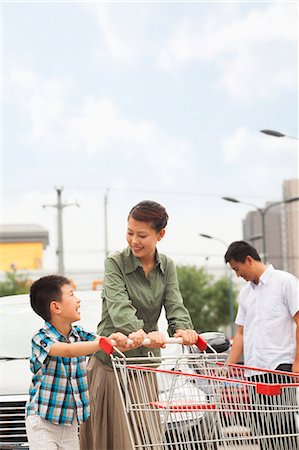 shopping with my son - Family with shopping cart Stock Photo - Premium Royalty-Free, Code: 6116-07085366