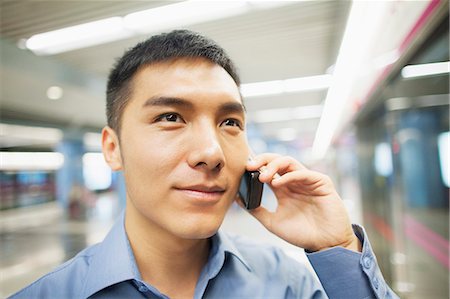 station de métro - Young man talking on the phone, portrait Photographie de stock - Premium Libres de Droits, Code: 6116-07085327