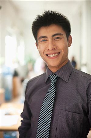 Young man smiling in the office, portrait Foto de stock - Sin royalties Premium, Código: 6116-07085333