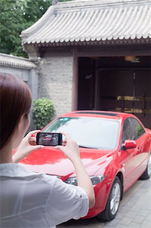 simsearch:6116-07235912,k - Young Woman Taking a Picture of Her Car Photographie de stock - Premium Libres de Droits, Code: 6116-07085538