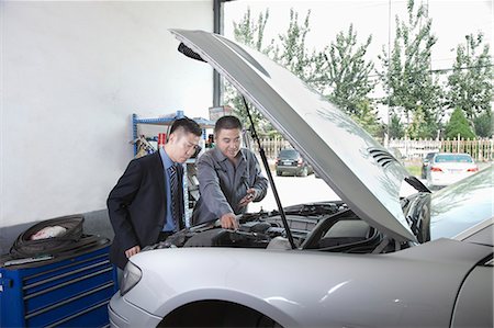 simsearch:6116-07085696,k - Garage Mechanic Explaining to Customer Stock Photo - Premium Royalty-Free, Code: 6116-07085684