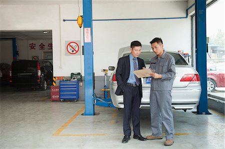 explicando - Garage Mechanic Explaining to Customer Foto de stock - Sin royalties Premium, Código: 6116-07085685