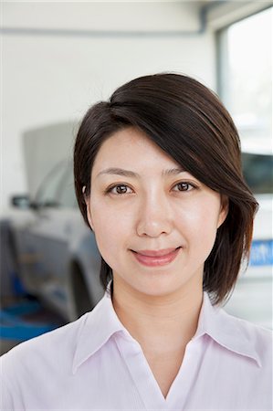 simsearch:6116-07085732,k - Portrait of Businesswoman at Car Repair Garage Stockbilder - Premium RF Lizenzfrei, Bildnummer: 6116-07085692