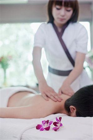 simsearch:6116-06938799,k - Woman Receiving Massage Fotografie stock - Premium Royalty-Free, Codice: 6116-07085757