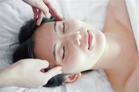 simsearch:6116-06938799,k - Woman Receiving Head Massage Fotografie stock - Premium Royalty-Free, Codice: 6116-07085759