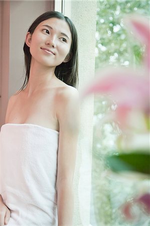 simsearch:6116-06938799,k - Young Woman Looking out of Spa Window Fotografie stock - Premium Royalty-Free, Codice: 6116-07085770