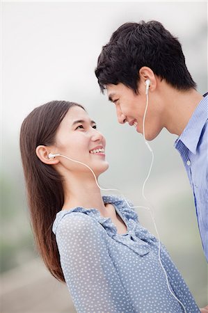 simsearch:649-06844739,k - Young Couple Listening to Music Together Photographie de stock - Premium Libres de Droits, Code: 6116-07085792