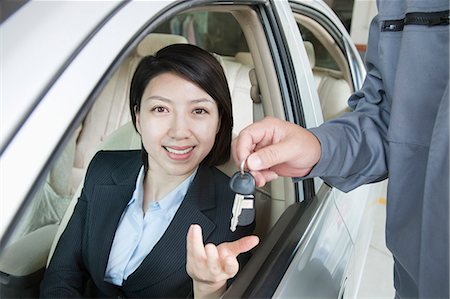 suit man asian - Mechanic Handing Keys to Businesswoman Foto de stock - Sin royalties Premium, Código: 6116-07085710