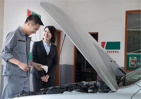 female mechanic - Mechanic Chatting and Laughing with Customer Foto de stock - Sin royalties Premium, Código: 6116-07085715