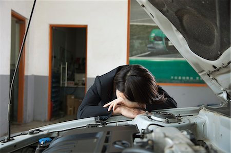 exasperado - Businesswoman Frustrated with Car Foto de stock - Sin royalties Premium, Código: 6116-07085720