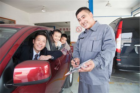 Mechanic Helping Family with Their Car Foto de stock - Sin royalties Premium, Código: 6116-07085728