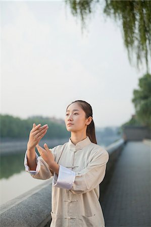simsearch:6116-07085038,k - Young Woman Practicing Tai Ji Photographie de stock - Premium Libres de Droits, Code: 6116-07085840