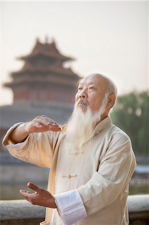 simsearch:6116-07085039,k - Senior Man Practicing Tai Ji Stockbilder - Premium RF Lizenzfrei, Bildnummer: 6116-07085849