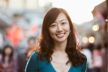 Portrait Of Smiling Mid Adult Woman In Houhai, Beijing Photographie de stock - Premium Libres de Droits, Code: 6116-07085895