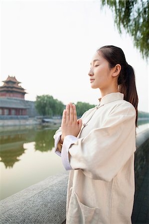 simsearch:6116-07085039,k - Young Woman Practicing Tai Ji Photographie de stock - Premium Libres de Droits, Code: 6116-07085833