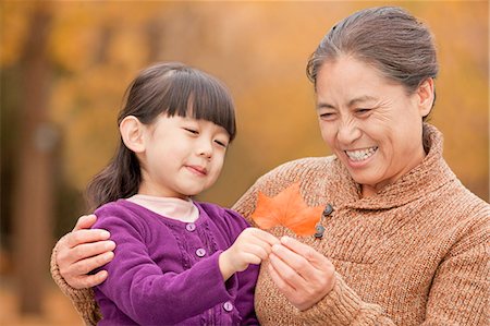 simsearch:6116-07084666,k - Grandmother and granddaughter in park Photographie de stock - Premium Libres de Droits, Code: 6116-07086067