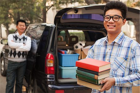 portrait parent - Boy unpacking car for college Stock Photo - Premium Royalty-Free, Code: 6116-07086143