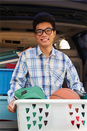 Portrait of boy with college dorm items in back of car Foto de stock - Sin royalties Premium, Código: 6116-07086141