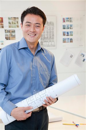 Businessman standing with stuck of papers in the office, portrait Photographie de stock - Premium Libres de Droits, Code: 6116-07086199