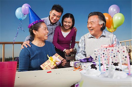 quattro generazioni - Family celebrating mum's birthday Fotografie stock - Premium Royalty-Free, Codice: 6116-07086104