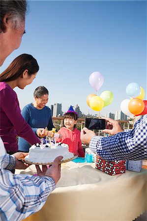 party cell phone - Birthday party, multi-generation family Stock Photo - Premium Royalty-Free, Code: 6116-07086106