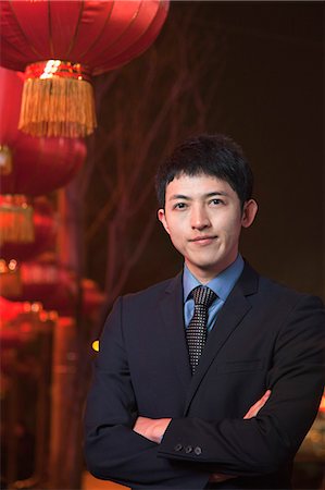 folded hands - Businessman standing on the street, red lanterns on the background Foto de stock - Sin royalties Premium, Código: 6116-07086390