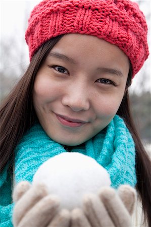 Young Woman with Snowball Photographie de stock - Premium Libres de Droits, Code: 6116-07086408