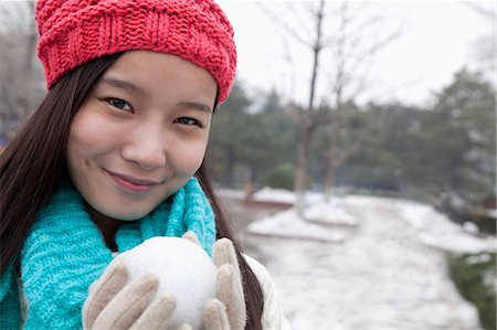 simsearch:6116-07086410,k - Young Woman with Snowball Foto de stock - Sin royalties Premium, Código: 6116-07086409