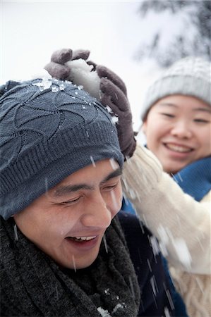 simsearch:6116-07086410,k - Young Couple Having a Snowball Fight Foto de stock - Sin royalties Premium, Código: 6116-07086425