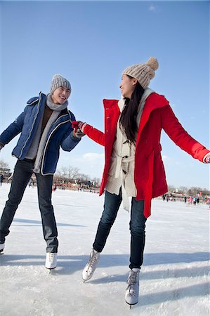 eislaufen - Young couple skating at ice rink Foto de stock - Sin royalties Premium, Código: 6116-07086568