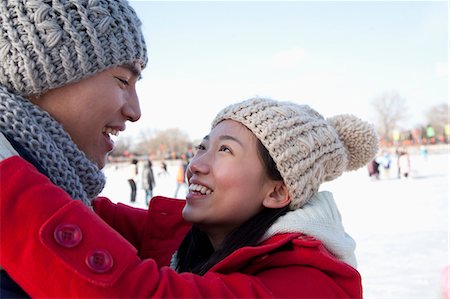 skating - Young couple hugging at ice rink Photographie de stock - Premium Libres de Droits, Code: 6116-07086571