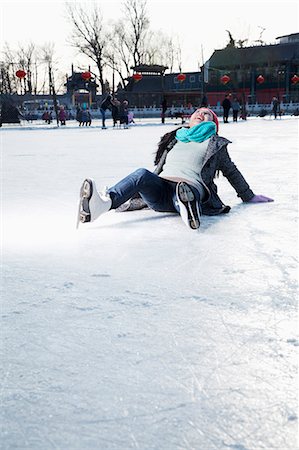 pattino da ghiaccio - Young woman on ice rink Fotografie stock - Premium Royalty-Free, Codice: 6116-07086577