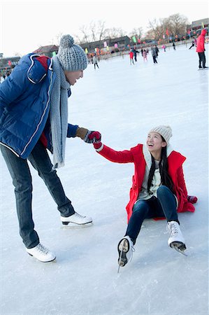 patinage artistique - Young couple at ice rink Photographie de stock - Premium Libres de Droits, Code: 6116-07086574