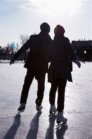 patin à glace - Young couple at ice rink Photographie de stock - Premium Libres de Droits, Code: 6116-07086576