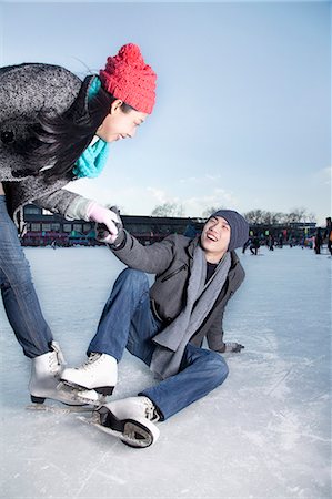 patinage artistique - Young couple at ice rink Photographie de stock - Premium Libres de Droits, Code: 6116-07086578