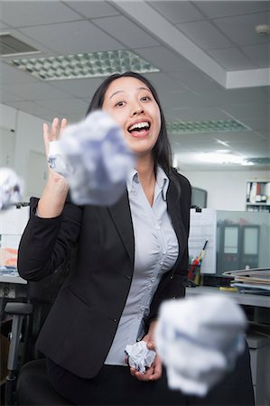 simsearch:6116-07086533,k - White-collar worker throwing paper in office Foto de stock - Sin royalties Premium, Código: 6116-07086535