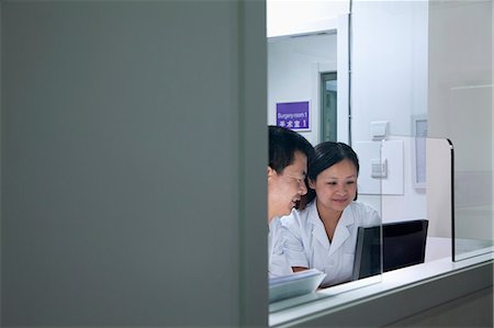 Veterinarians looking at computer screen Stock Photo - Premium Royalty-Free, Code: 6116-07086650