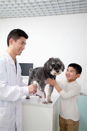 Boy with pet dog in veterinarian's office Photographie de stock - Premium Libres de Droits, Code: 6116-07086671