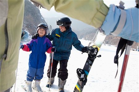 standing on snowboarding - Family Skiing in Ski Resort Foto de stock - Sin royalties Premium, Código: 6116-07086626