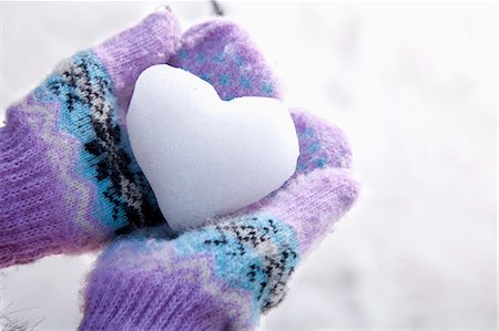 Snow Heart in Hands with Mittens Foto de stock - Sin royalties Premium, Código: 6116-07086634