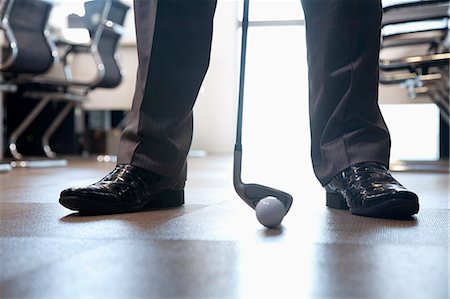 Businessman playing golf in his office, close up on feet Foto de stock - Sin royalties Premium, Código: 6116-07086746