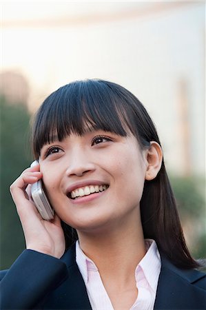 simsearch:6116-07235392,k - Young Businesswoman Talking on Cell phone Foto de stock - Royalty Free Premium, Número: 6116-07235395