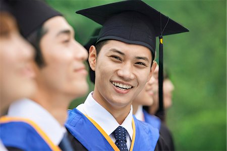 simsearch:6116-06939213,k - Young Man Smiling in a Row of Young University Graduates Photographie de stock - Premium Libres de Droits, Code: 6116-07235432