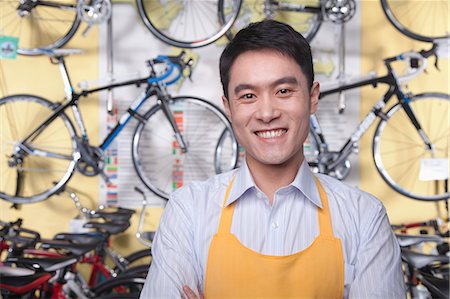 Portrait of young male mechanic in bicycle store, Beijing Photographie de stock - Premium Libres de Droits, Code: 6116-07235577